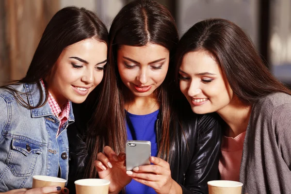 Aantrekkelijke meisjes samen — Stockfoto