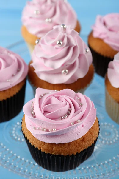 Νόστιμο cupcakes σε ξύλινα φόντο χρώμα — Φωτογραφία Αρχείου