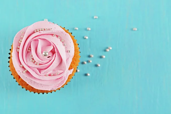 Gâteau savoureux sur fond en bois de couleur — Photo