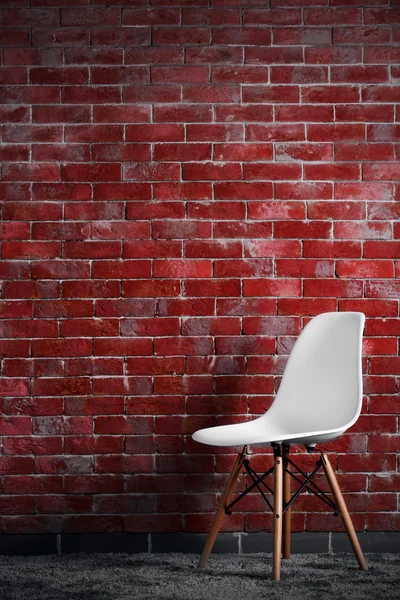 Sedia moderna su muro di mattoni — Foto Stock
