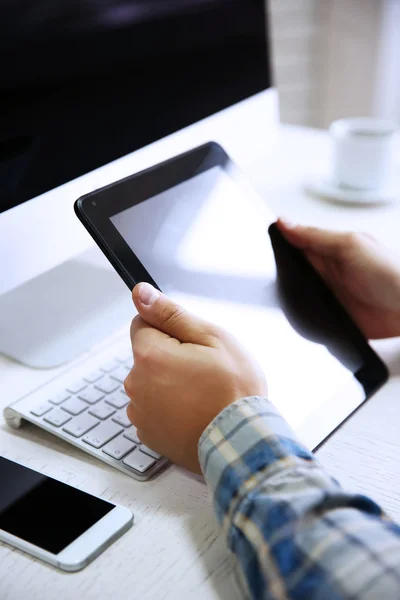 Hombre de negocios utilizando su tableta-PC —  Fotos de Stock