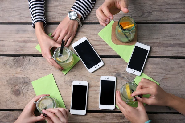 Akıllı telefonlar ile dört el — Stok fotoğraf