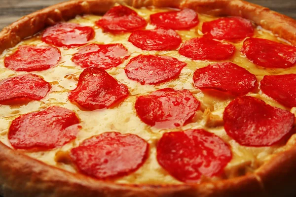 Välsmakande pizza med salami bakgrund, närbild — Stockfoto