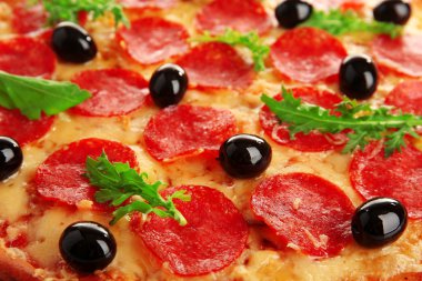 Biberli pizza ile zeytin ve roka, yakın çekim
