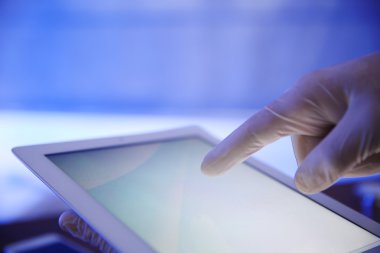 Tablet-pc ile çalışan doktor