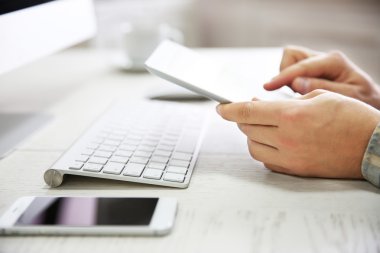 işadamı onun tablet PC'yi kullanma