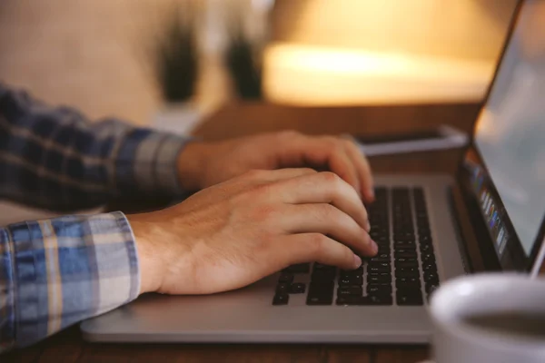 Man using his laptop — Stock Photo, Image