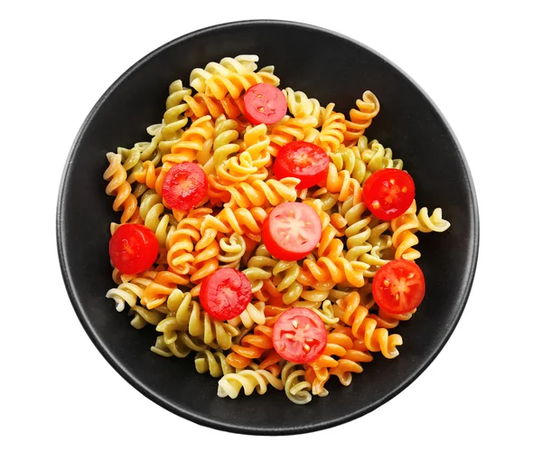 Delicioso plato de macarrones en tazón negro aislado sobre fondo blanco — Foto de Stock