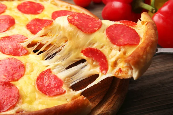 Pizza caliente sabrosa con salami, de cerca — Foto de Stock