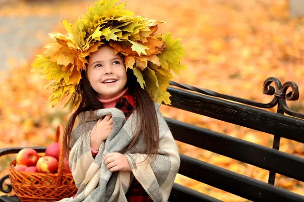 Happy young girl in yellow autumn wreath  in park — Stock Photo, Image