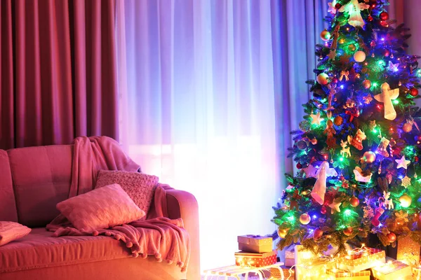 Árvore de Natal em um quarto — Fotografia de Stock