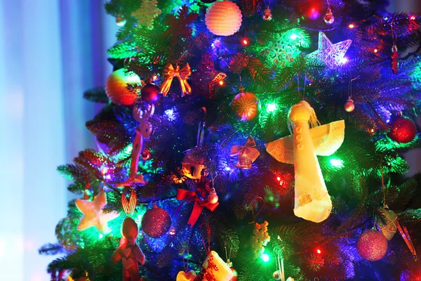 Árbol de Navidad en una habitación — Foto de Stock