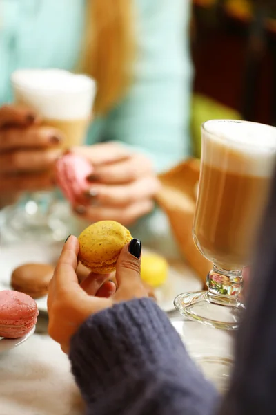 Women meeting in cafe and drinking latte — Stock Photo, Image