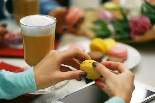 Donne che si incontrano al bar e bevono latte macchiato — Foto Stock