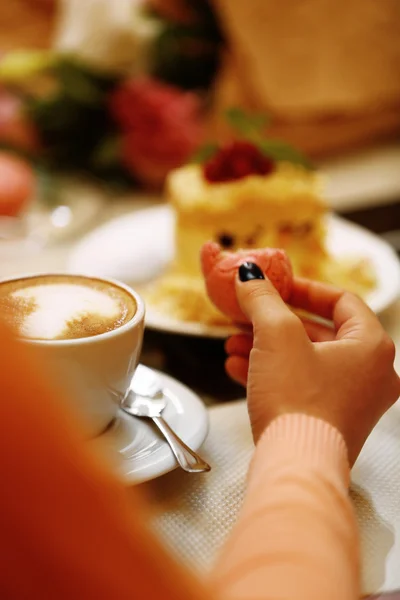 Bir fincan kahve ve pasta Cafe kadınla — Stok fotoğraf