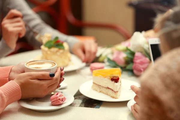 カフェで会う女性 — ストック写真