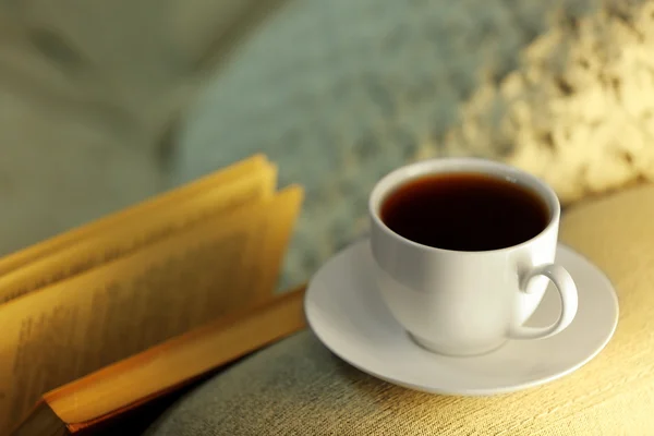 Kitaplı bir fincan kahve. — Stok fotoğraf