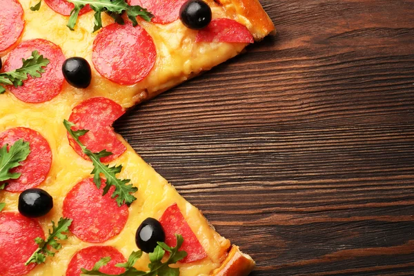 Senza un pezzo gustosa pizza su sfondo di legno, primo piano — Foto Stock