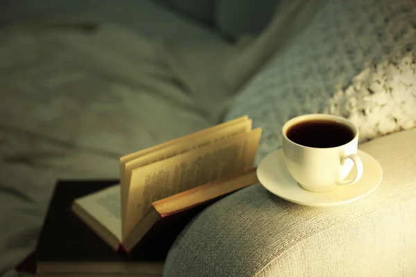 Tasse de café avec livres — Photo