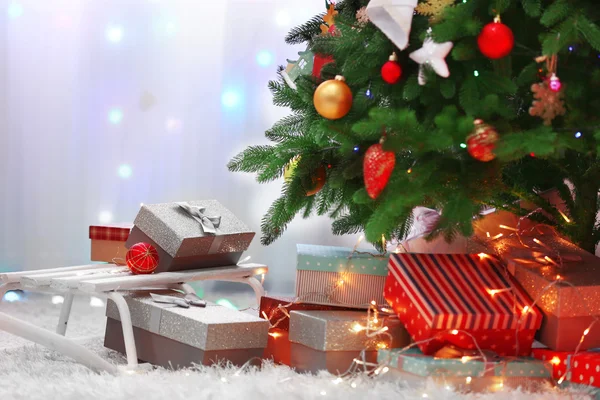 Ingerichte kamer met kerstboom en presenteert eronder, close-up — Stockfoto