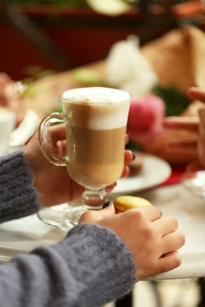 Donne che si incontrano al bar e bevono latte macchiato — Foto Stock