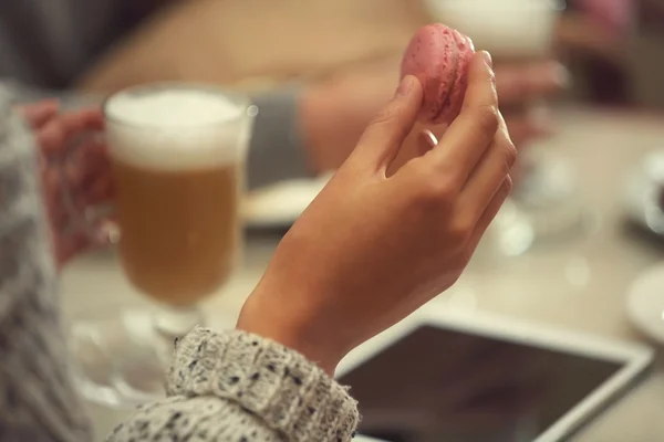 Des femmes se réunissent dans un café et prennent des photos de nourriture — Photo