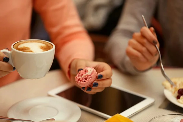 Bir tablet ve kafede kahve kadın ile — Stok fotoğraf