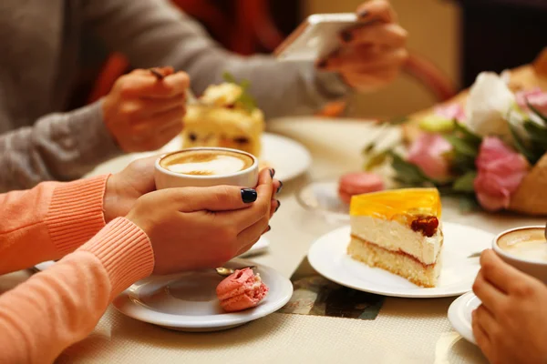 カフェで会う女性 — ストック写真