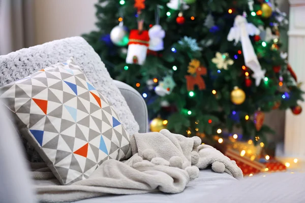 Inredda rum med julgran och soffa, närbild — Stockfoto
