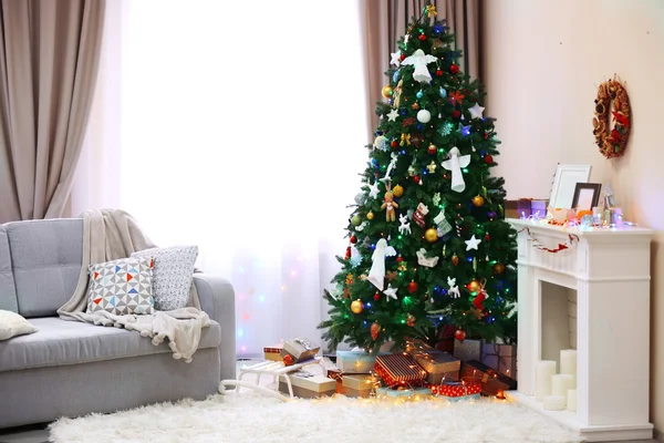 Geschmücktes Zimmer mit Weihnachtsbaum und Geschenken darunter — Stockfoto