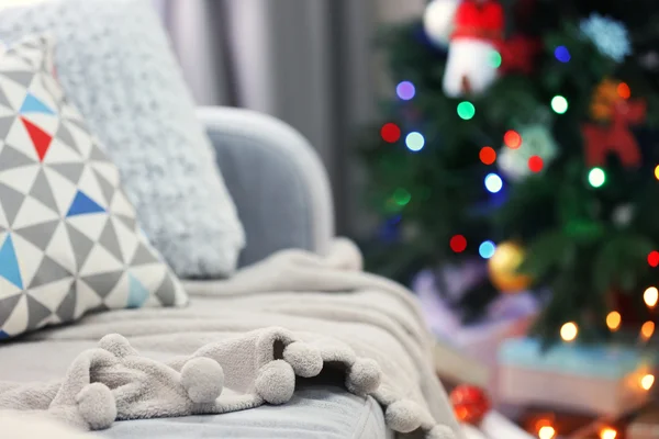Zařízený pokoj s vánoční strom a pohovkou, zblízka, rozmazané — Stock fotografie