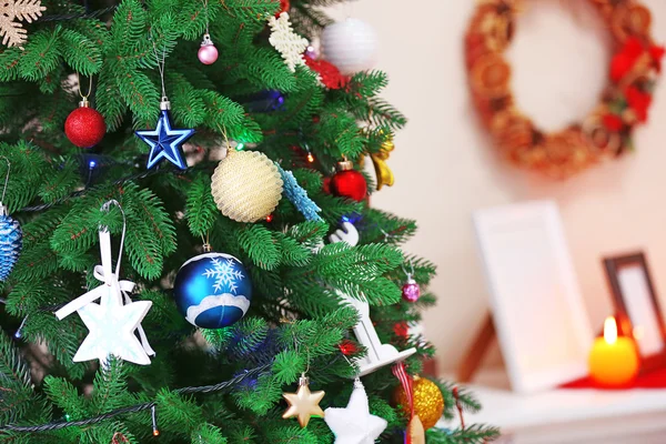 Árvore de Natal decorada no quarto, de perto — Fotografia de Stock