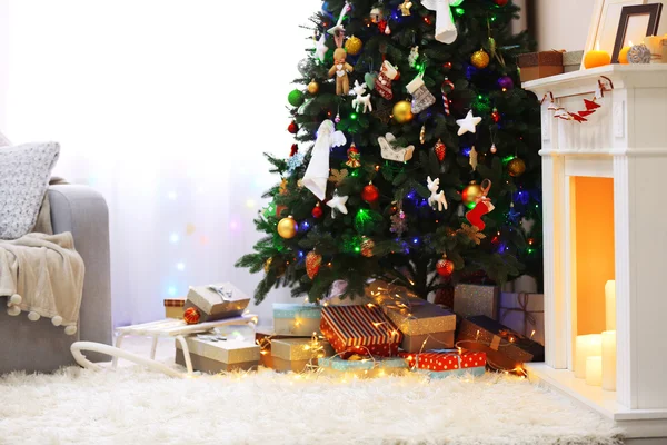 Habitación decorada con árbol de Navidad y regalos debajo de ella, de cerca —  Fotos de Stock