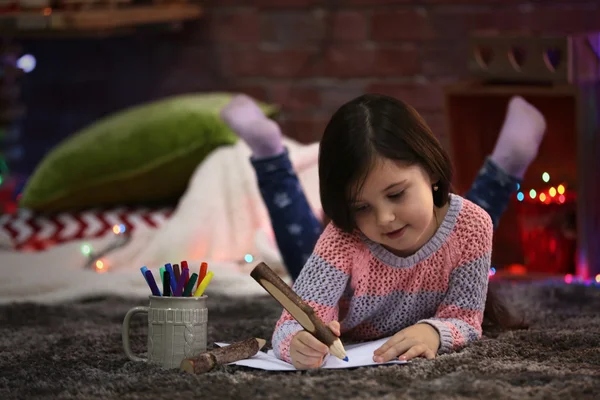 Pintura menina bonita no quarto decorado de Natal — Fotografia de Stock