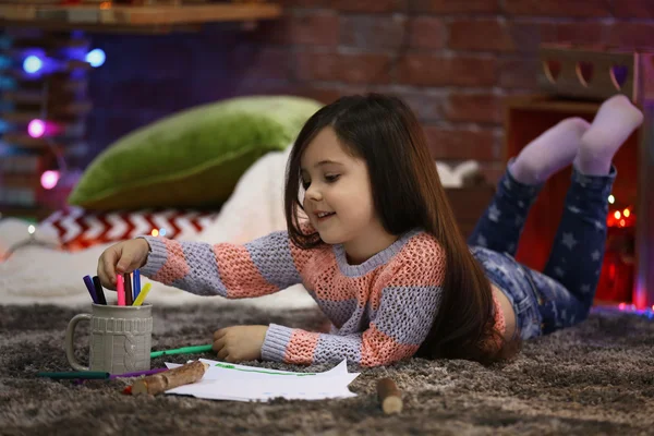 Pintura menina bonita no quarto decorado de Natal — Fotografia de Stock