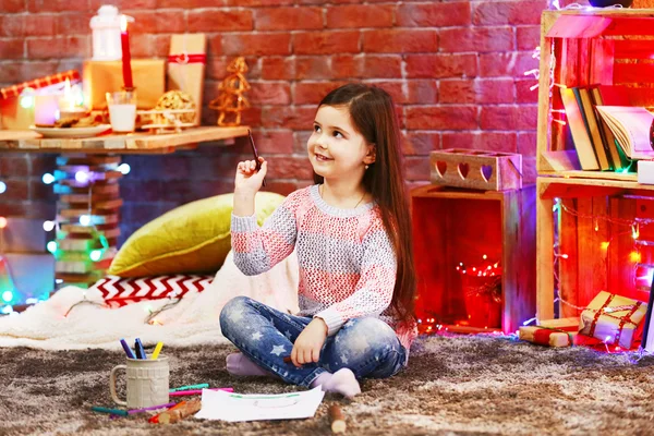 Vrij klein meisje schilderij in Kerstmis ingericht kamer — Stockfoto