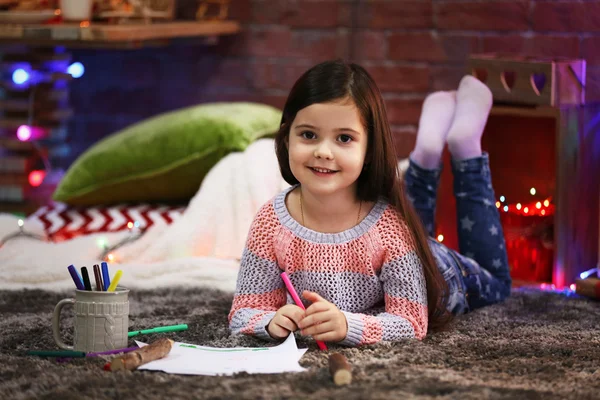 Pintura menina bonita no quarto decorado de Natal — Fotografia de Stock