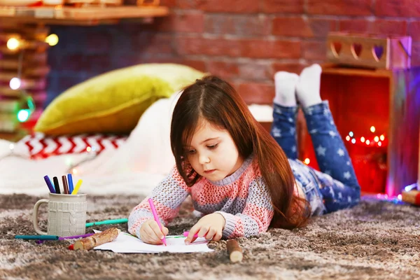 Pintura menina bonita no quarto decorado de Natal — Fotografia de Stock