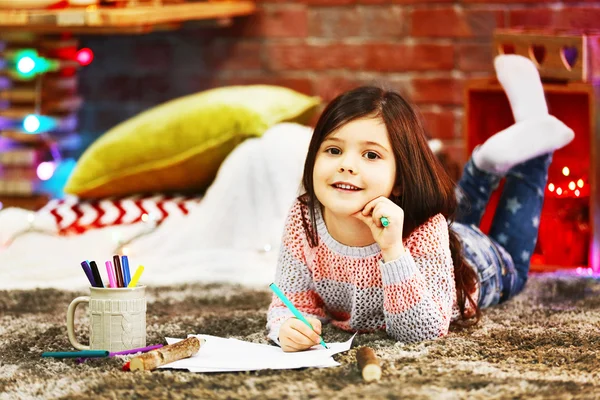 Pintura menina bonita no quarto decorado de Natal — Fotografia de Stock