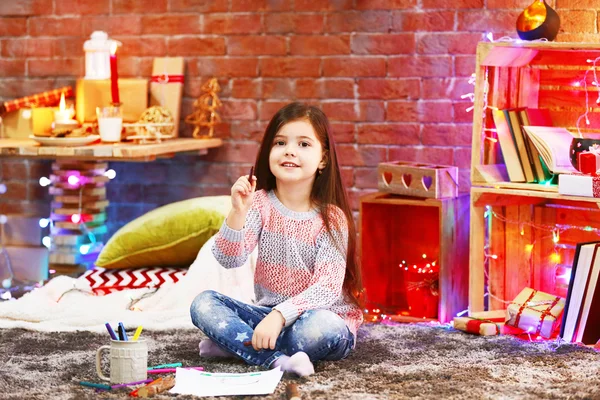 Linda niña pintura en la habitación decorada de Navidad — Foto de Stock