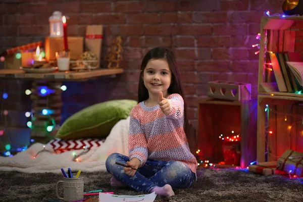 Pintura menina bonita no quarto decorado de Natal — Fotografia de Stock