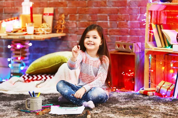 Linda niña pintura en la habitación decorada de Navidad — Foto de Stock