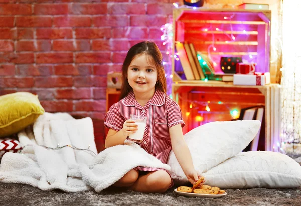 유리 크리스마스 장식 객실에 맛 있는 쿠키와 우유와 예쁜 소녀 — 스톡 사진