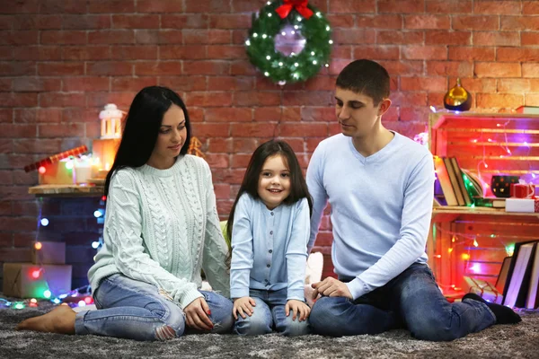 Famiglia felice nella stanza di Natale — Foto Stock