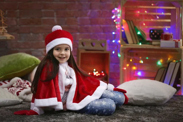 크리스마스에 앉아 카니발 의상에 예쁜 소녀 방 장식 — 스톡 사진