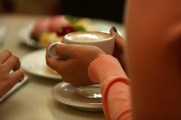 Mulheres que se reúnem no café e tiram fotos de comida — Fotografia de Stock