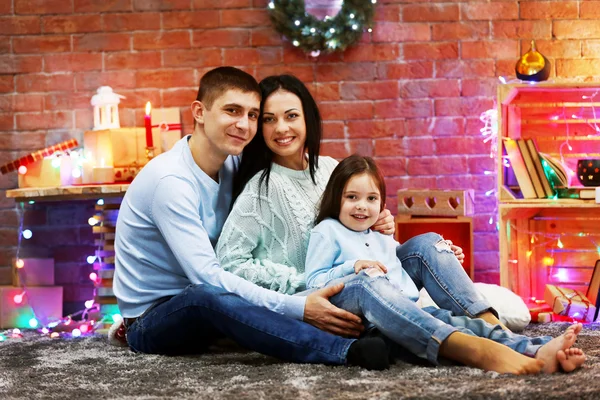 Boldog család a díszített karácsonyi szobában — Stock Fotó