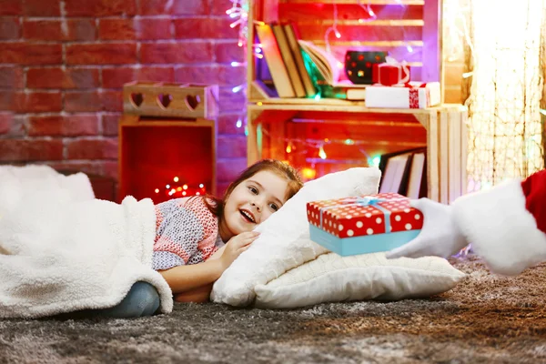 Hübsches kleines Mädchen auf Kissen liegend — Stockfoto