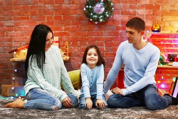 Famiglia felice nella stanza decorata di Natale — Foto Stock