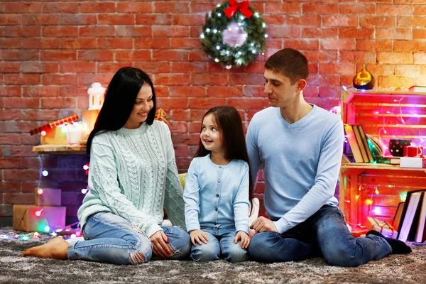 Gelukkig gezin in de versierde kerstkamer — Stockfoto